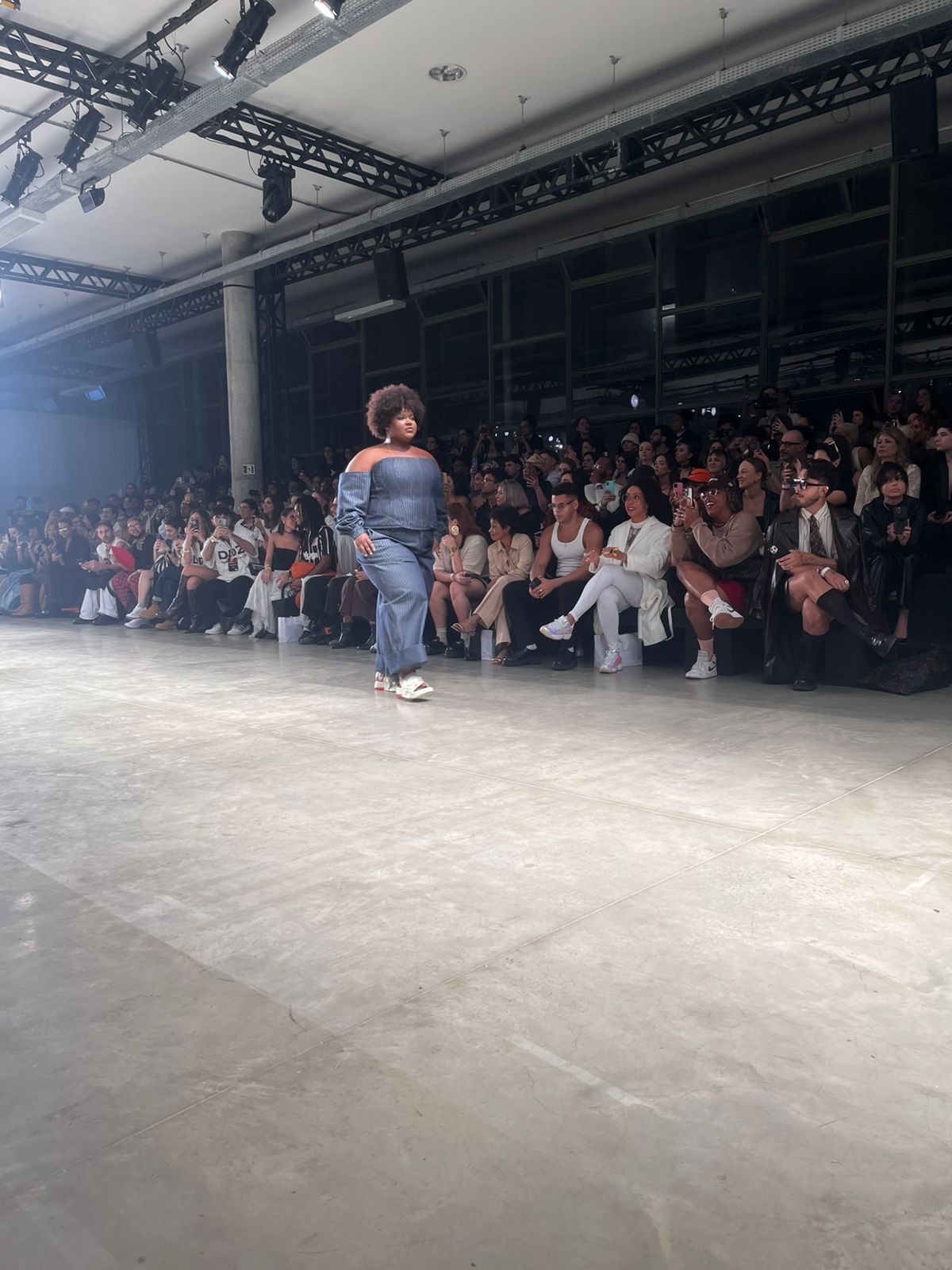 Com MC Cabelinho, MC Carol e filho de Karol Conká na passarela, Dendezeiro arma baile funk no SPFW