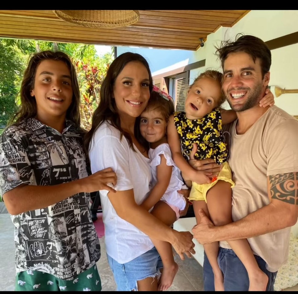 Ivete Sangalo em foto antiga com o marido, Daniel Cady, e os filhos do casal, Marcelo, Helena e Marina — Foto: Reprodução / Instagram