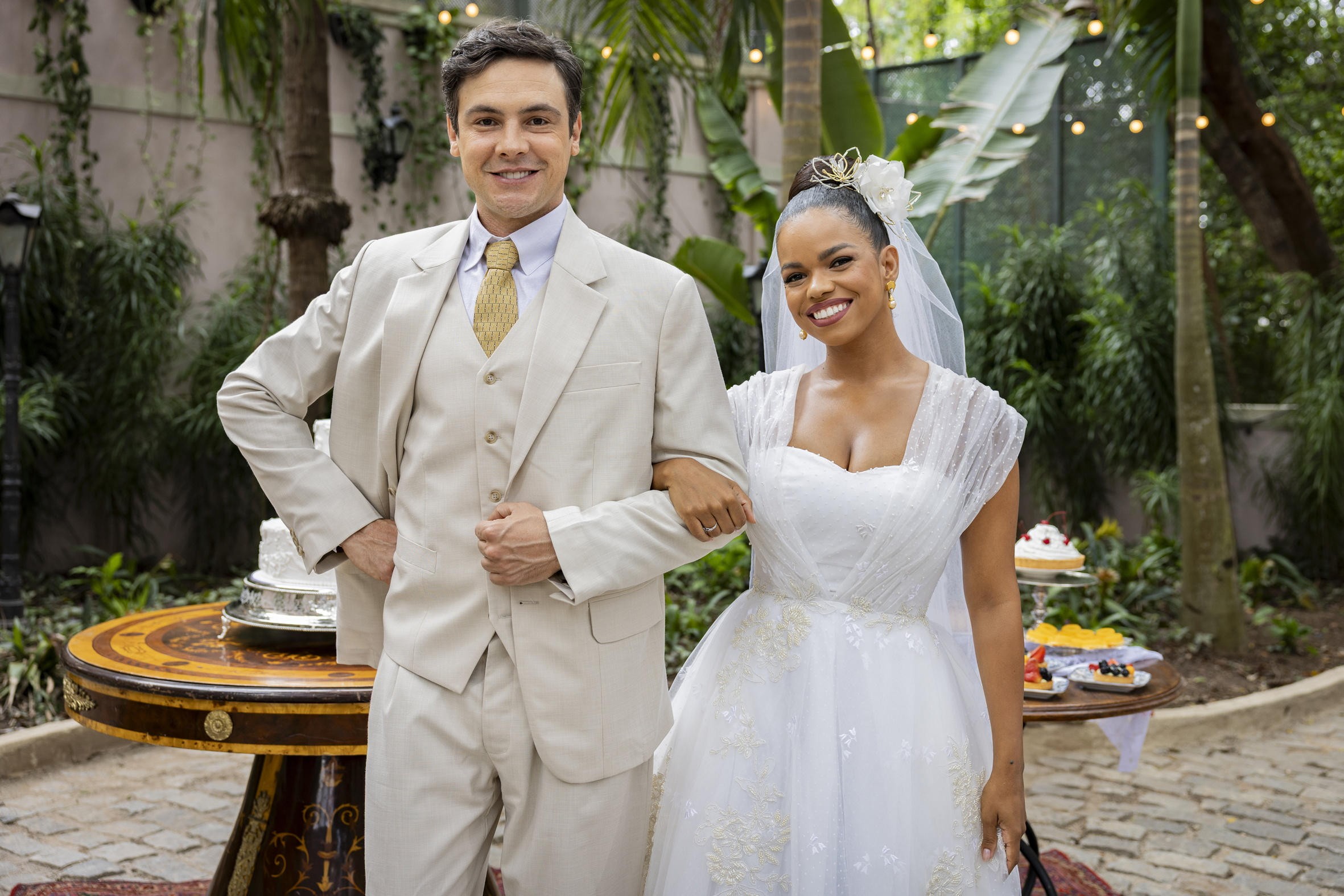 Êta Mundo Melhor!: vestido de noiva de Dita é repleto de romantismo; veja fotos