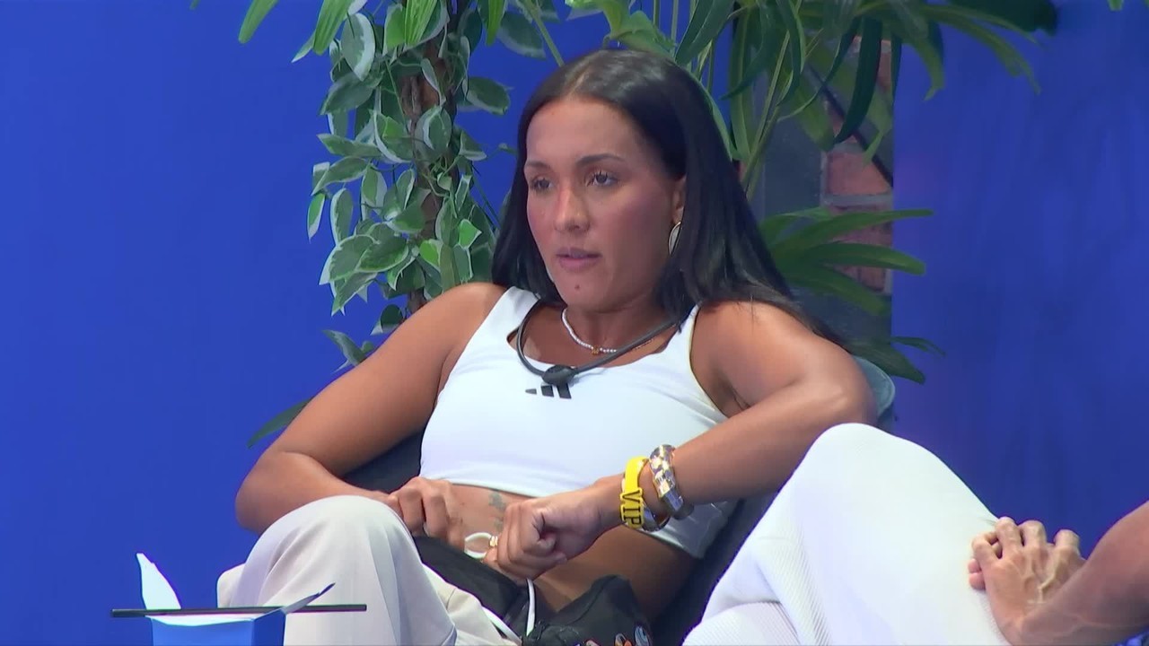 Maxiane reclama com Breno sobre reação após beijo: 'Bem estúpido'