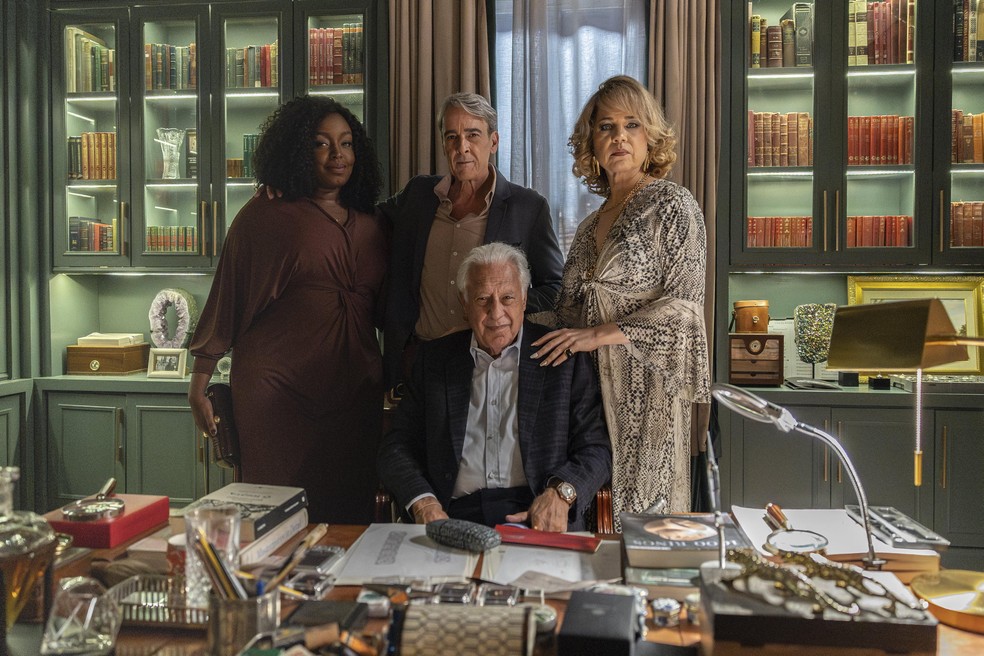A família Brandão: Arthur (Antonio Fagundes), Pilar (Isabel Teixeira), Ulisses (Alexandre Borges) e Silvana (Belize Pombal) — Foto: Globo/Gabriel Vaguel