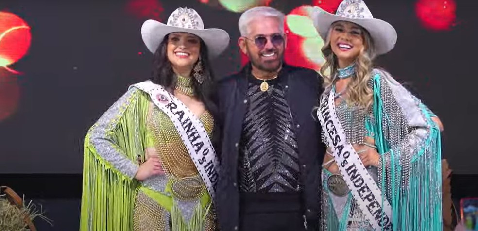 As novas Rainha e Princesa da Festa do Peão de Barretos com o criador das roupas, Marcelo Ortale — Foto: Reprodução Youtube