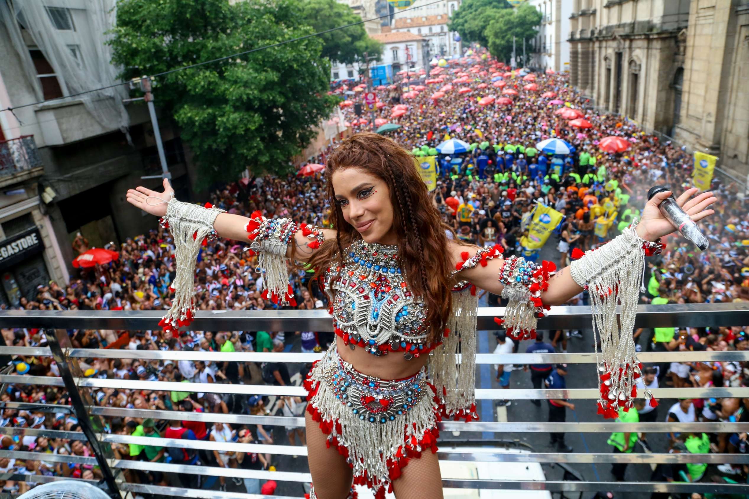 Bloco da Anitta arrasta multidão no Centro do Rio de Janeiro