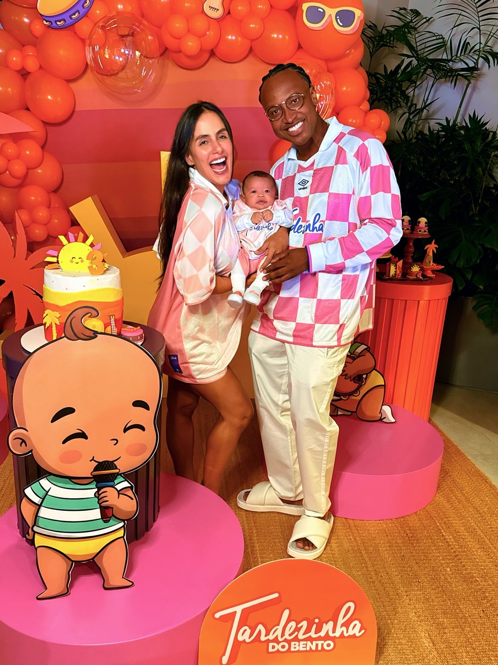 Carol Peixinho e Thiaguinho curtem o mêsvesário de Bento com o tema Tardezinha — Foto: Reprodução/Instagram