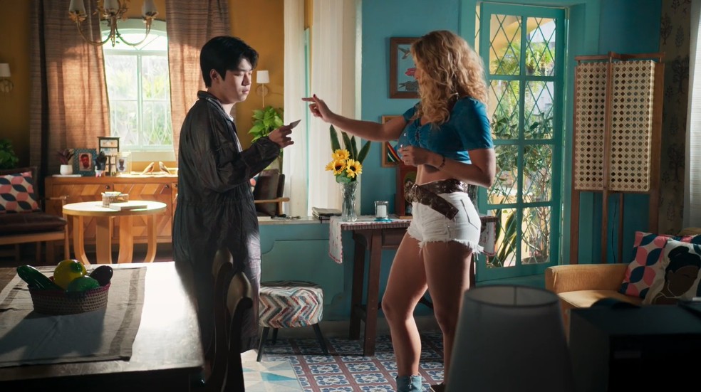 Roxelle (Isadora Cruz) e Jin (Allan Jeon) em cena da novela "Volta por Cima" — Foto: TV Globo