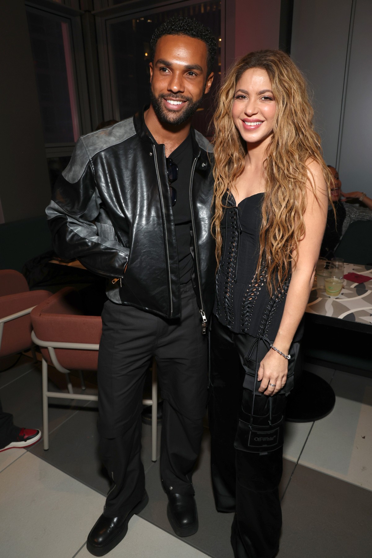 Shakira sai pra jantar com ator que estrelou seu novo clipe e acende