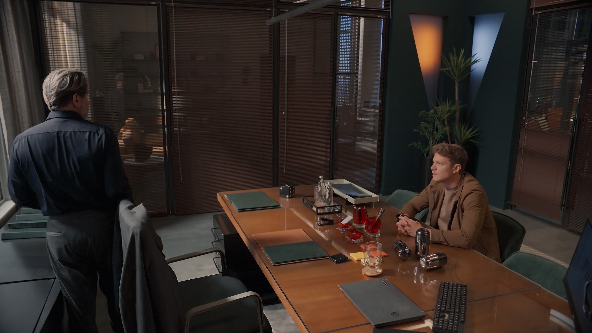 Três Graças: Ferette faz estranha troca de remédios na Chacrinha