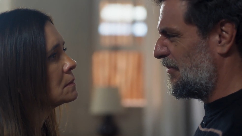 Em Mania de Você, Molina surpreende Mércia: 'Tenho uma amante e pretendo fugir com ela' — Foto: Globo