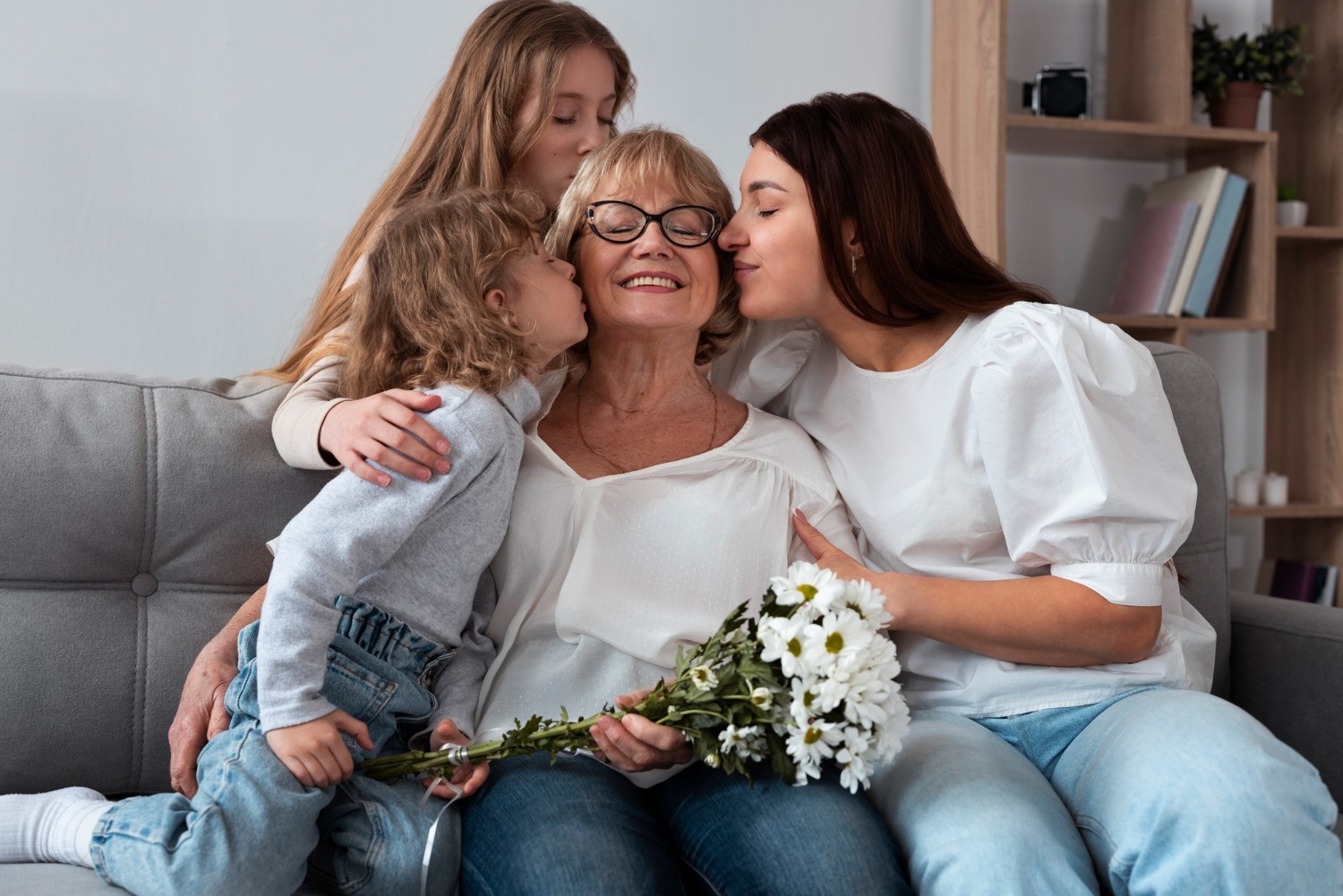 'Geração sanduíche': entenda o que é e saiba por que as mulheres são as mais afetadas