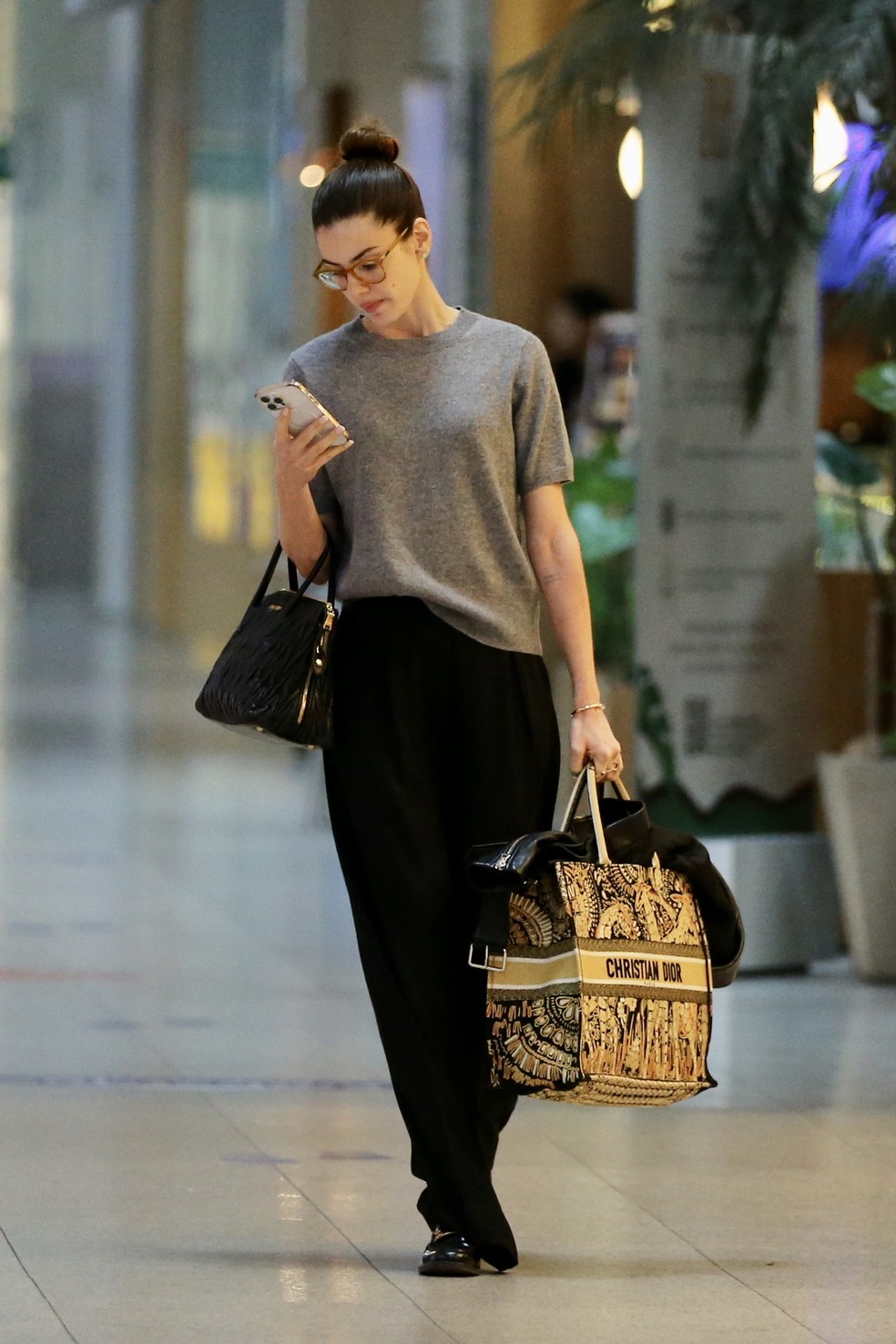 Camila Queiroz usa bolsas de grife no aeroporto do Rio de Janeiro — Foto: AgNews