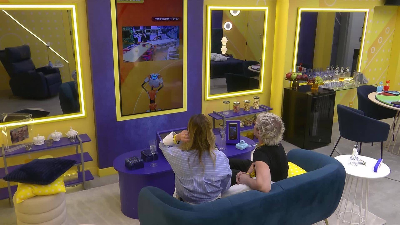 Juliano Floss ouve conversa de sisters pela Central do Líder e dispara: 'É muito chata'