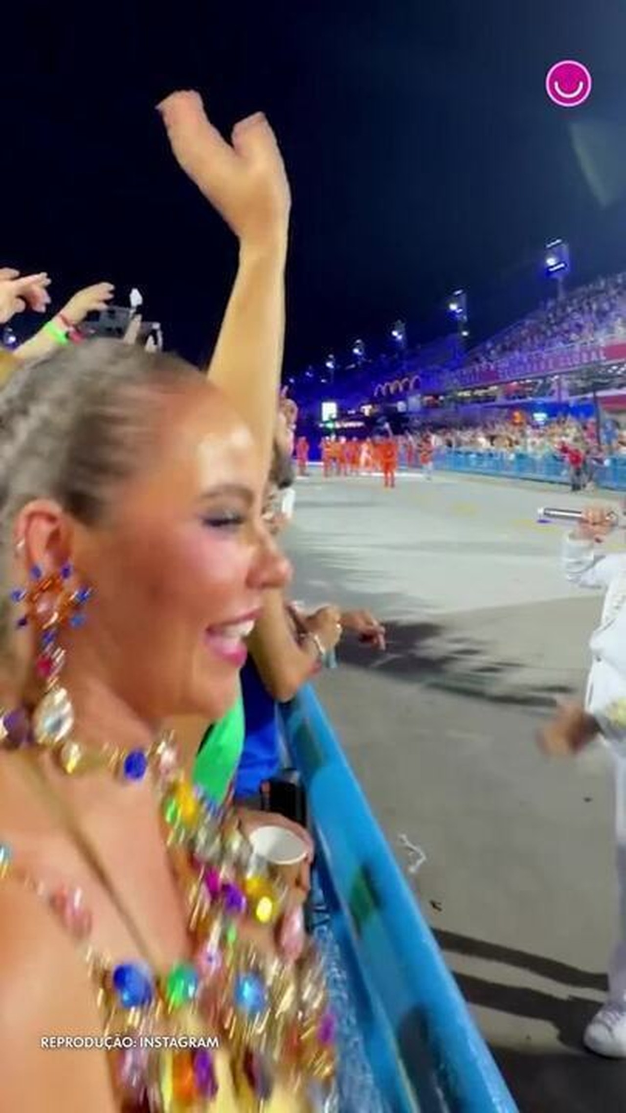 Paolla Oliveira posa com Sabrina Sato na Sapucaí: 'energia que só o carnaval tem'