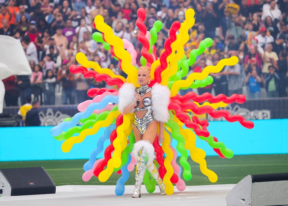 Xuxa usa look de balões — Foto: brazil news