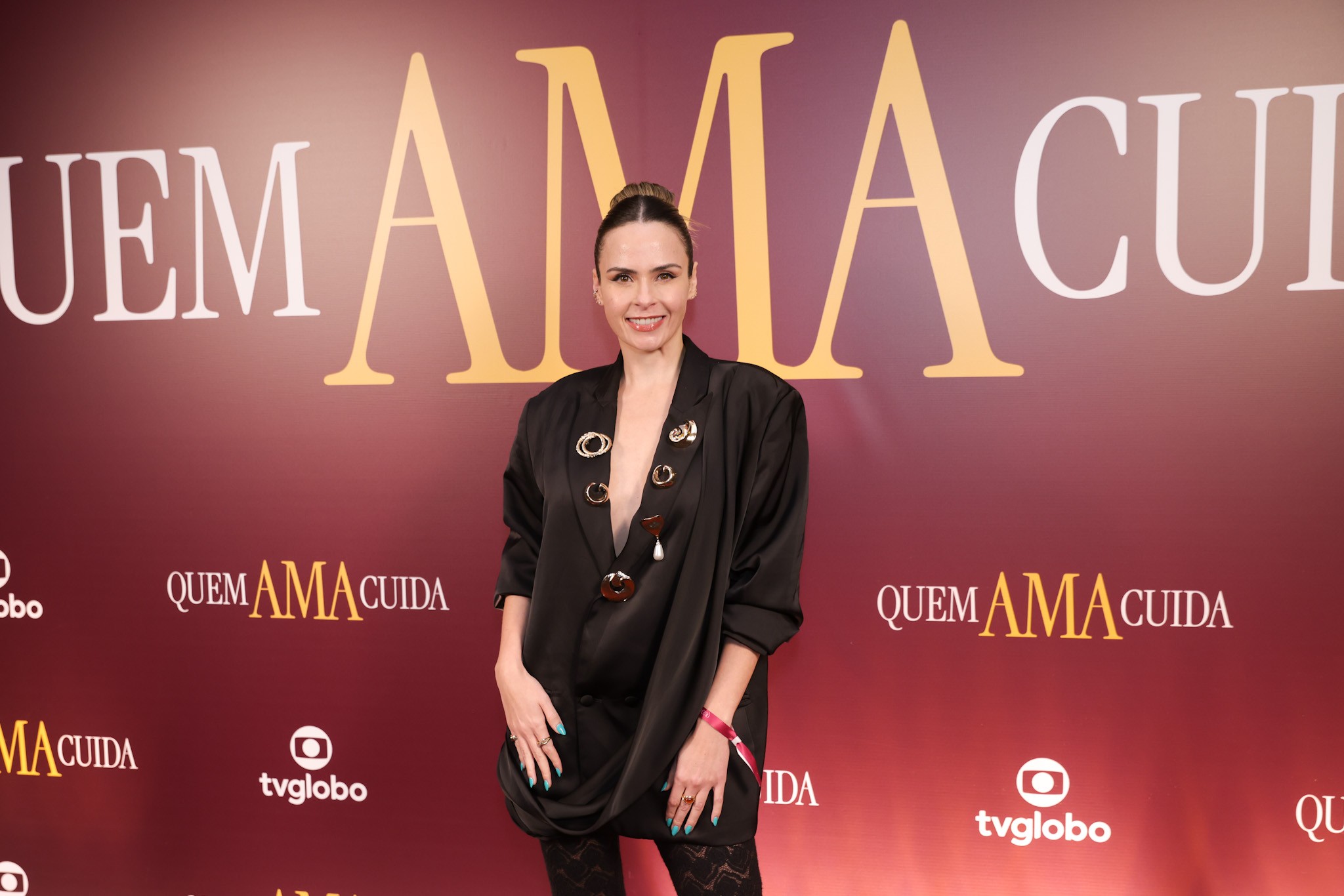 Ana Paula Renault marca presença em festa de lançamento de Quem Ama Cuida