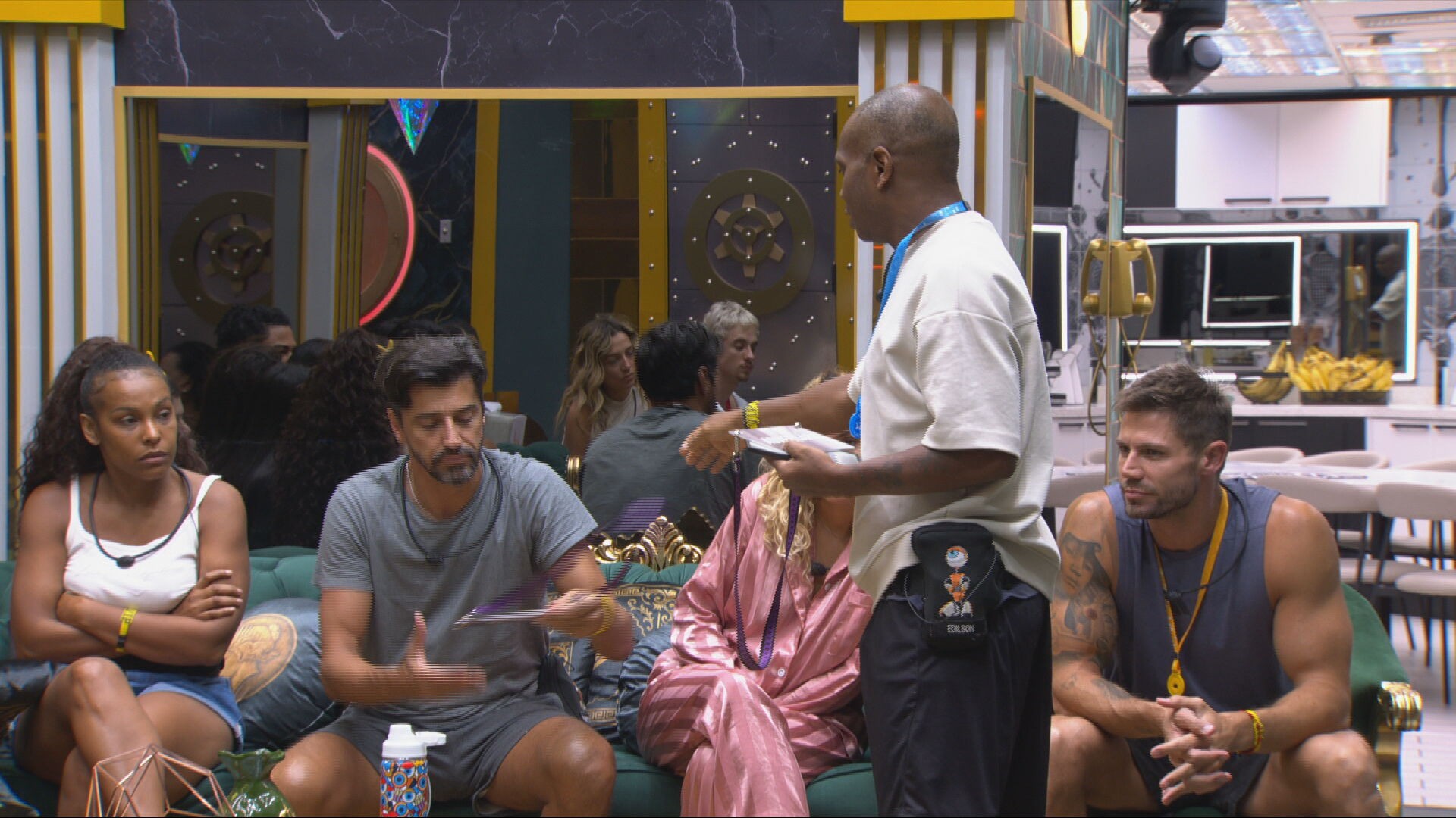 Edilson garante pontos extras no Cartola BBB ao atender ao Big Fone