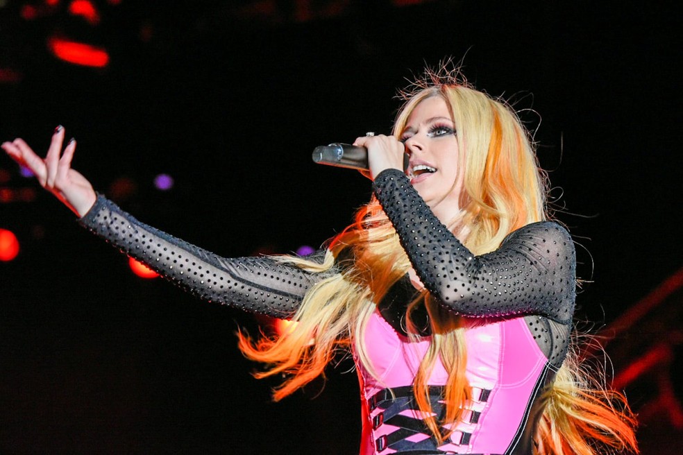 Avril Lavigne chega de carro ao Palco Sunset, barra famosos no