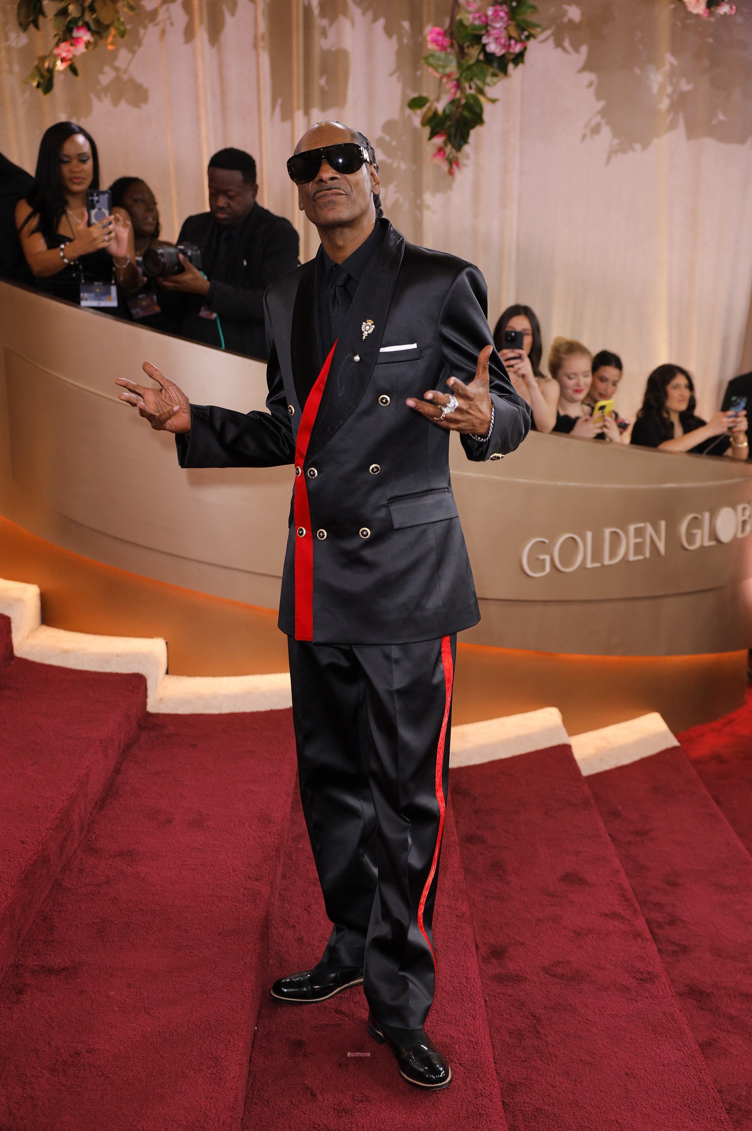 Famosos marcam presença no tapete vermelho do Globo de Ouro