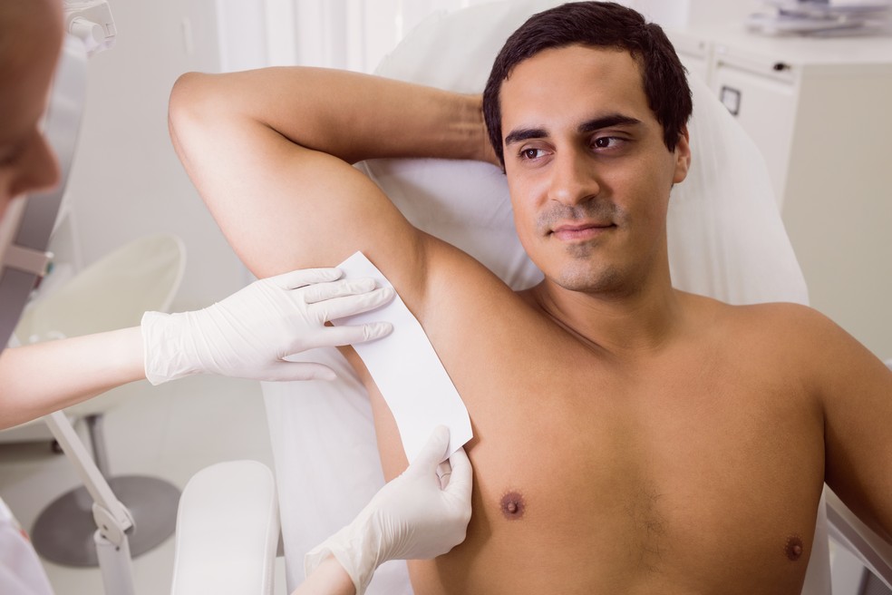 Depila o masculina com cera ou a laser Como quais os cuidados