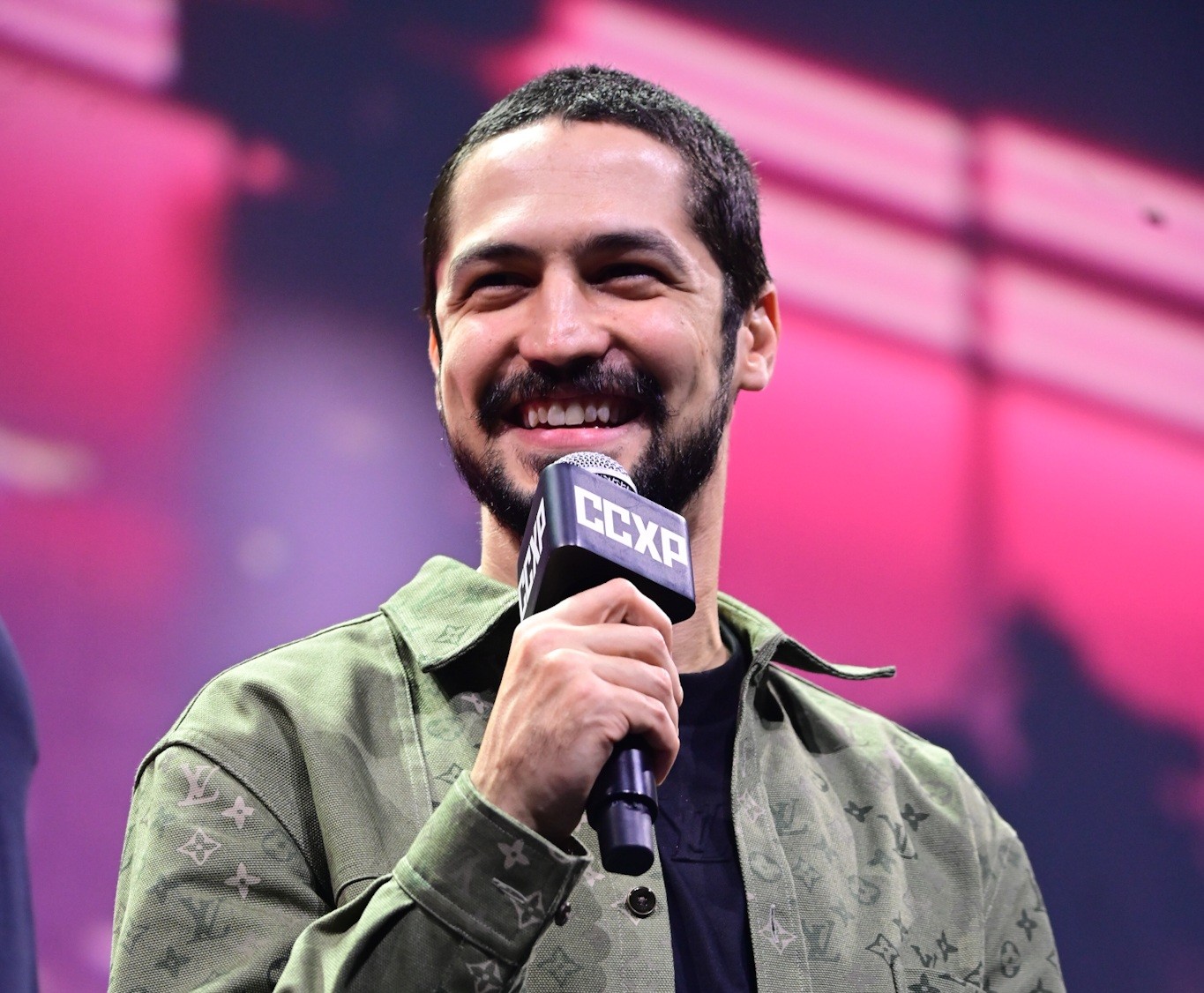 Gabriel Leone lembra imprevisto no início das gravações de Barba Ensopada de Sangue: 'Chegada de paraquedas no elenco'