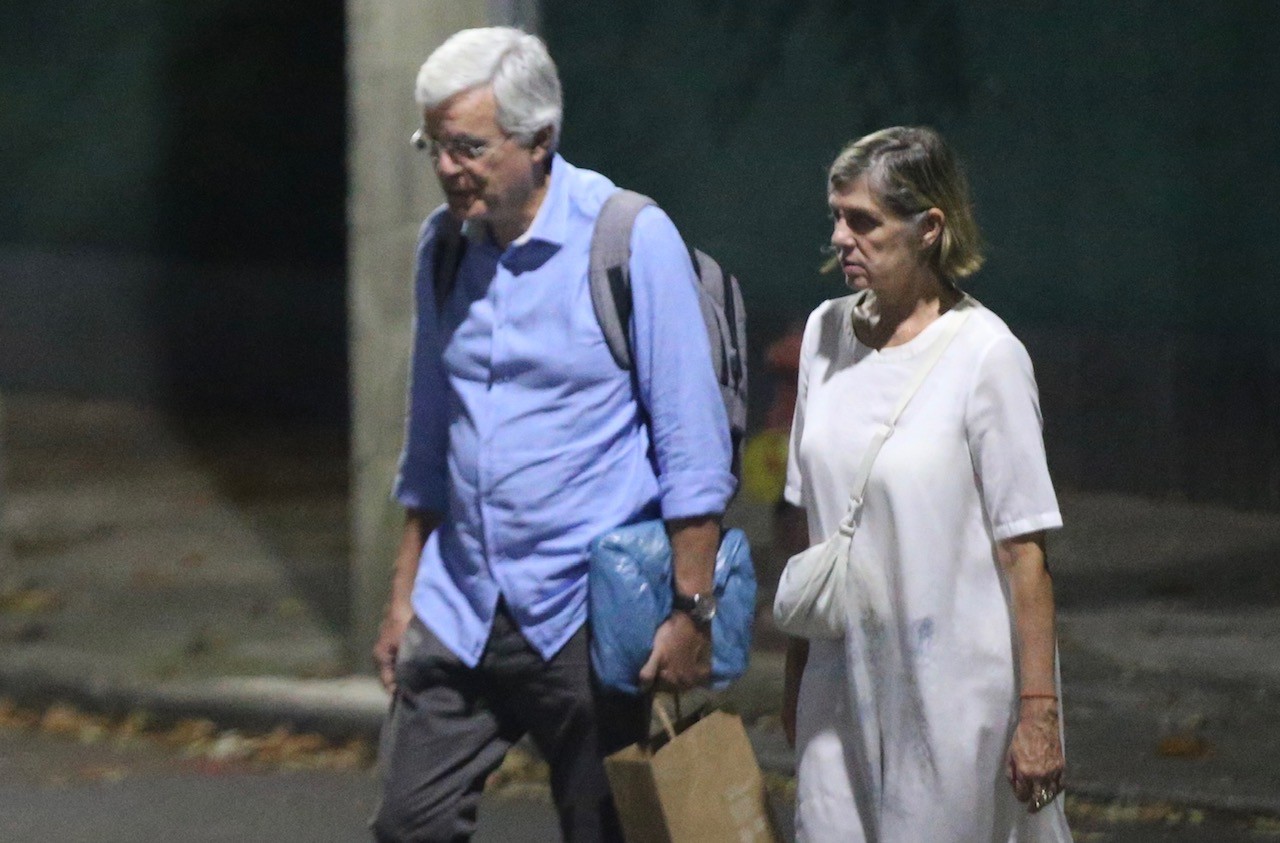 Carla Camurati faz rara aparição com o namorado na Zona Sul do Rio