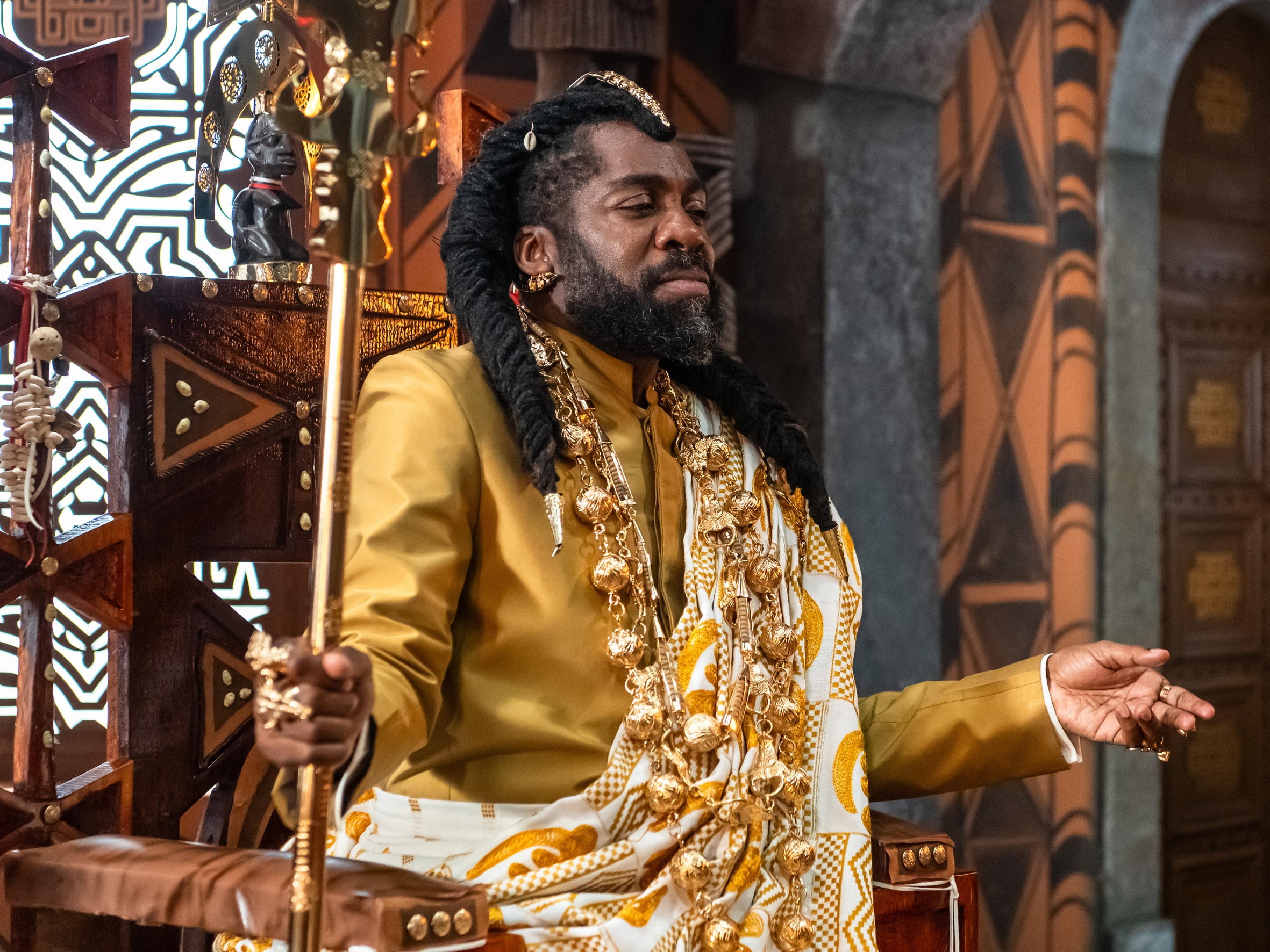 Escultura de Benin, Alexander McQueen e mais: veja curiosidades do figurino de A Nobreza do Amor