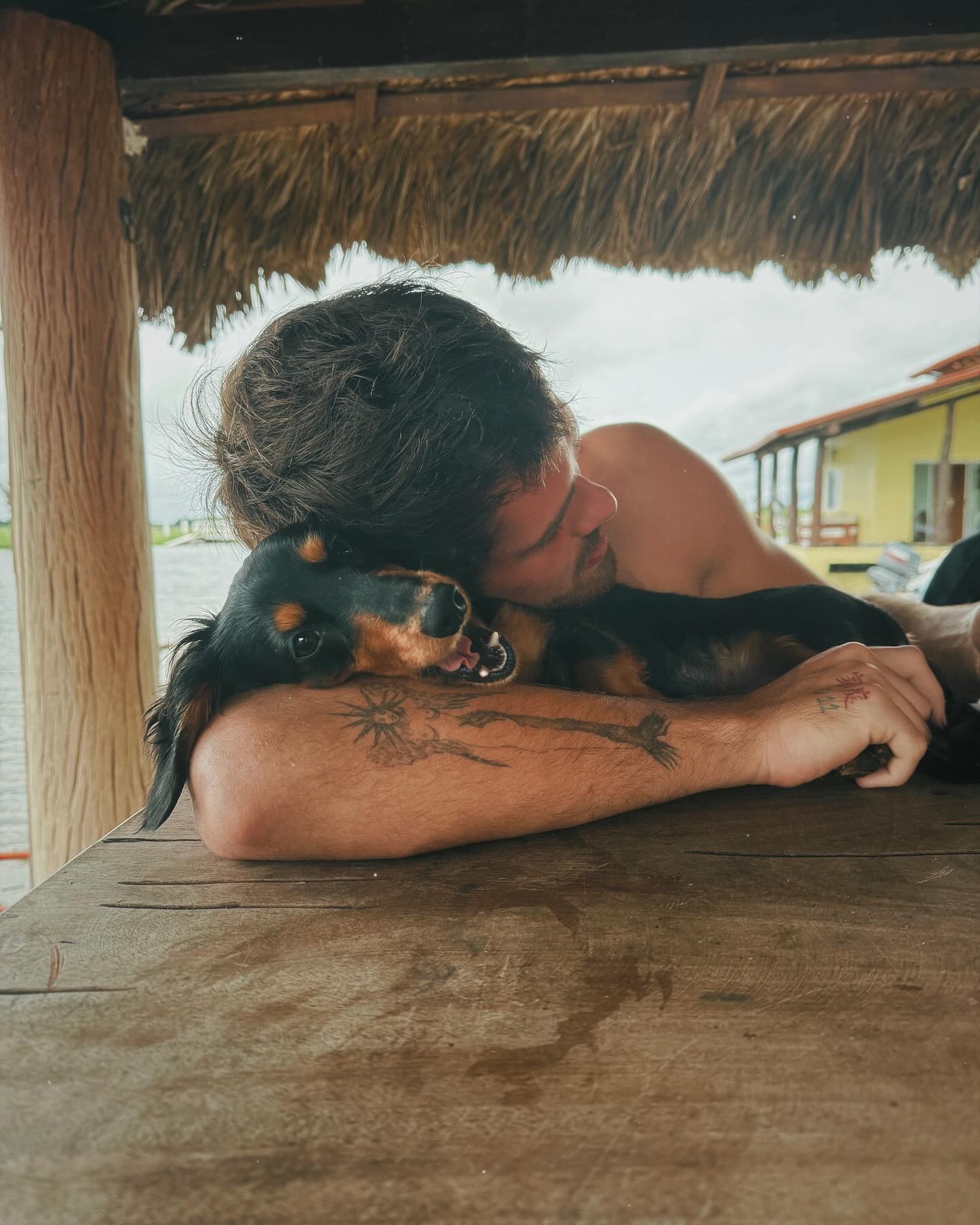 João Guilherme fala sobre tatuagem e 'guarda' de cãezinhos adotados com Bruna Marquezine: 'É normal, como amigos'
