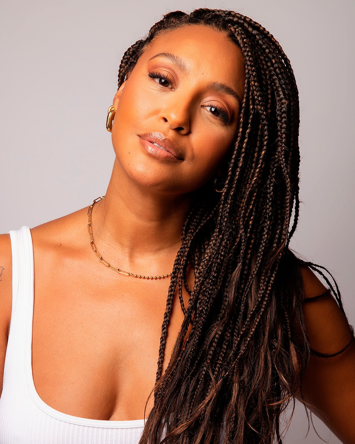 Por Você: Sheron Menezzes muda visual para viver protagonista da nova novela das 7