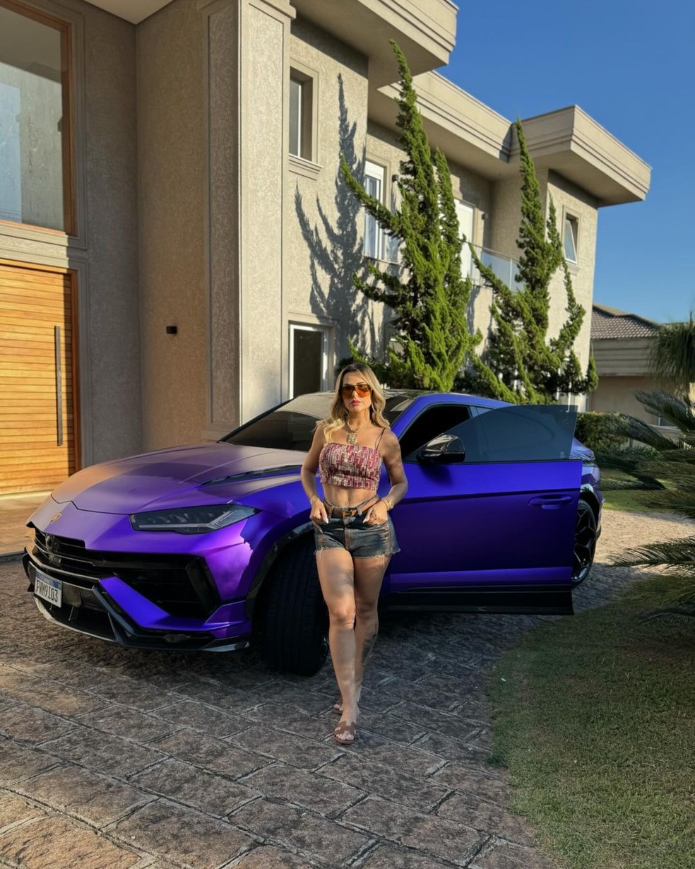 Deolane Bezerra ostenta Lamborghini Urus na cor roxa — Foto: Instagram