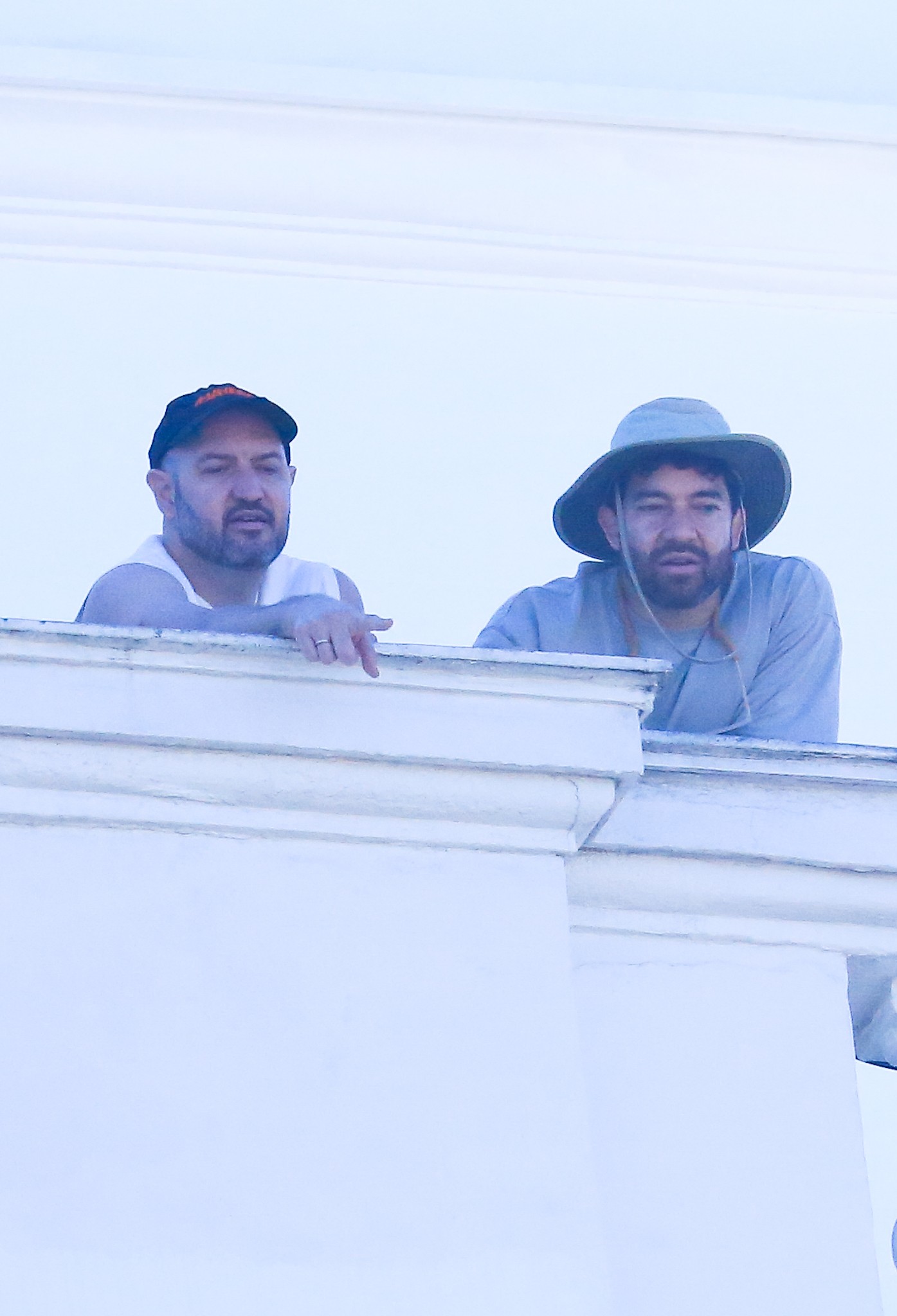 Empresário de Lady Gaga, Bobby Campbell aparece na varanda do Copacabana Palace