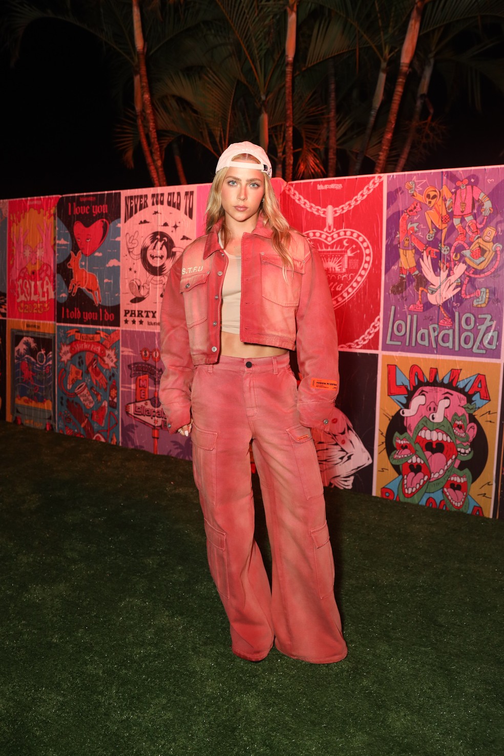 HANA 着用　jaded london ホルタートップス Jade Picon usa look streetwear de R$10 mil para curtir