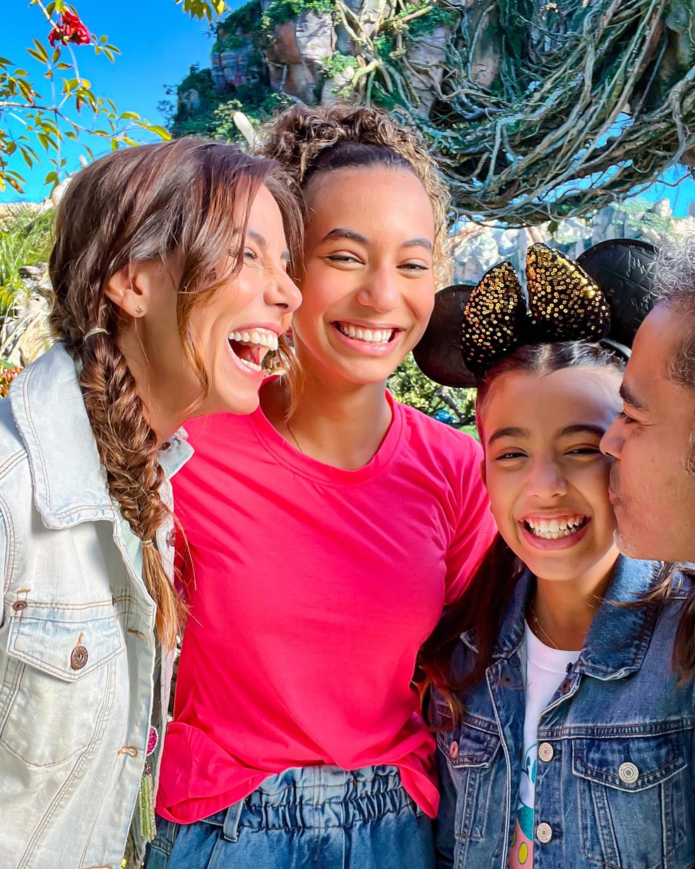 Tania Khalil e Jair Oliveira com as filhas — Foto: Reprodução/Instagram