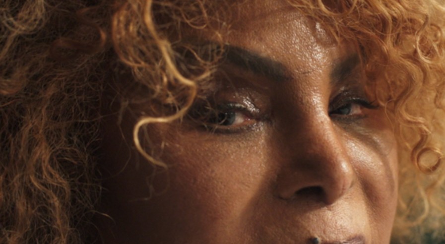 Cena do trailer do documentário 'ELZA' com imagens da cantora.