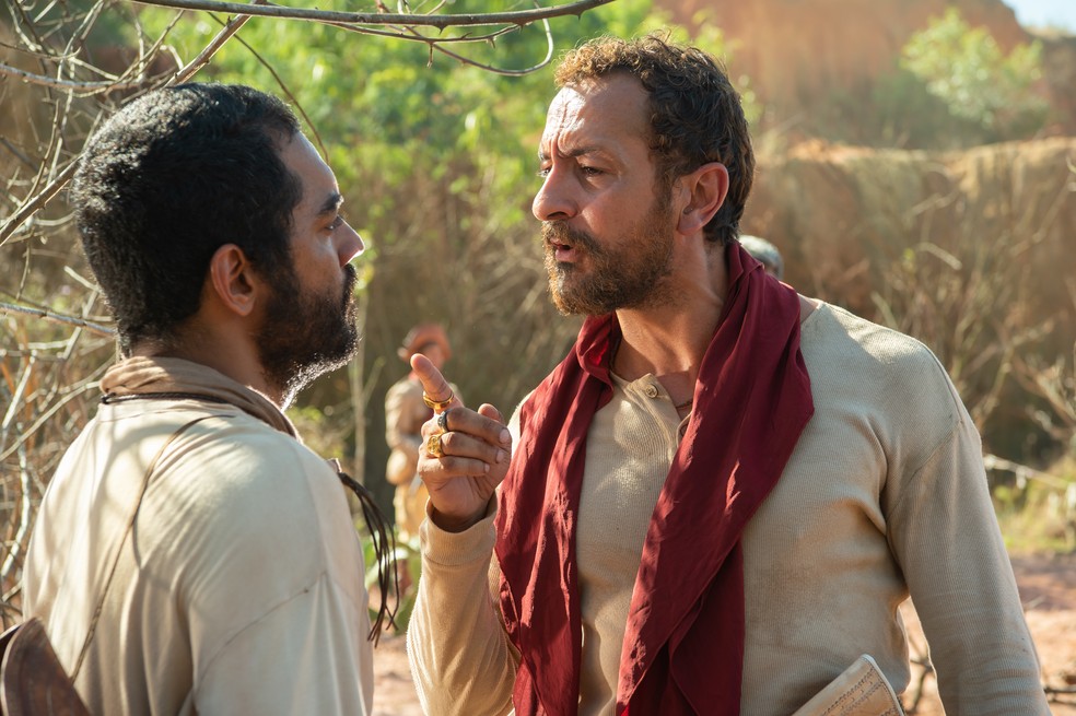 Guerreiros do Sol: Josué (Thomás Aquino) e Arduino (Irandhir Santos) — Foto: Divulgação TV Globo/Estevam Avellar