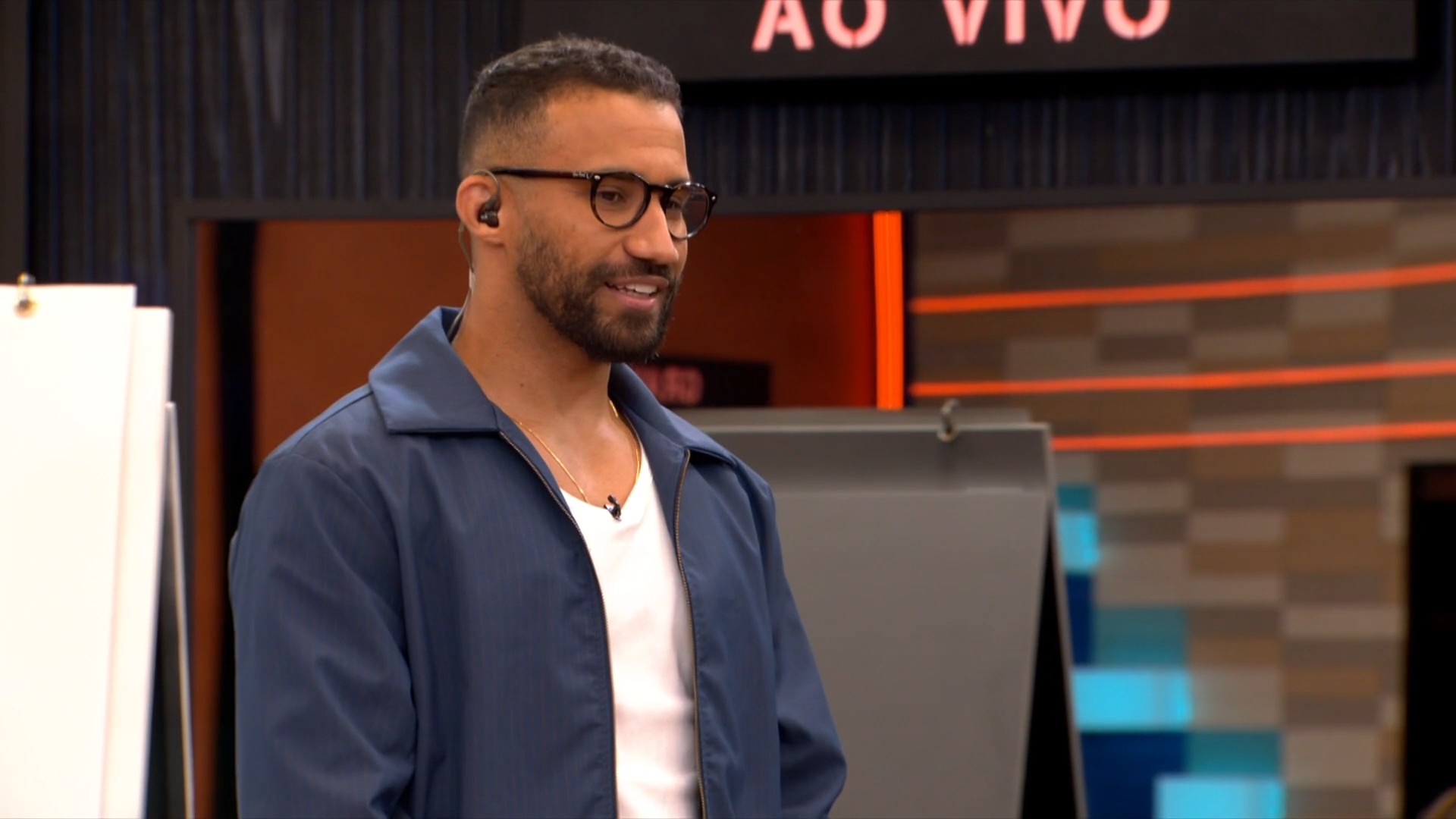 KondZilla orienta participantes do Estrelas da Casa