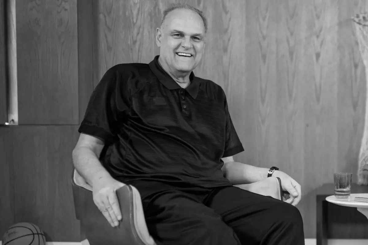 Fãs lotam redes sociais de Oscar Schmidt com mensagens após sua morte