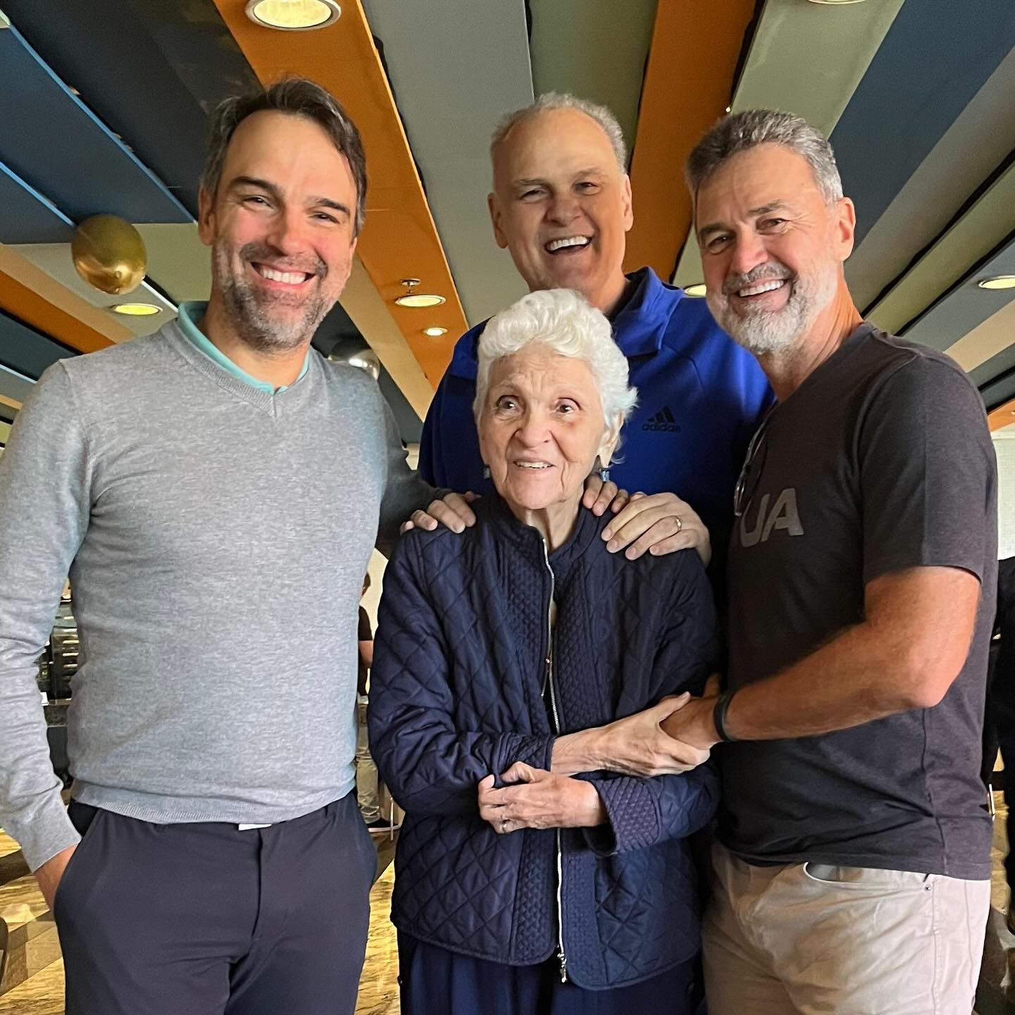 Oscar Schmidt chamava Tadeu Schmidt de 'irmão filho' por diferença de idade; relembre entrevistas