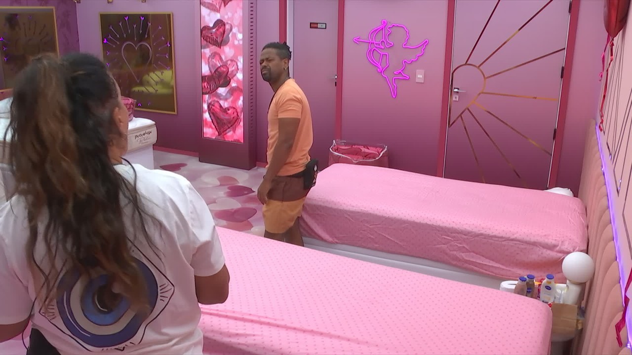 Leandro Boneco sugere mudança de postura com sister: 'A casa está falando dela demais'