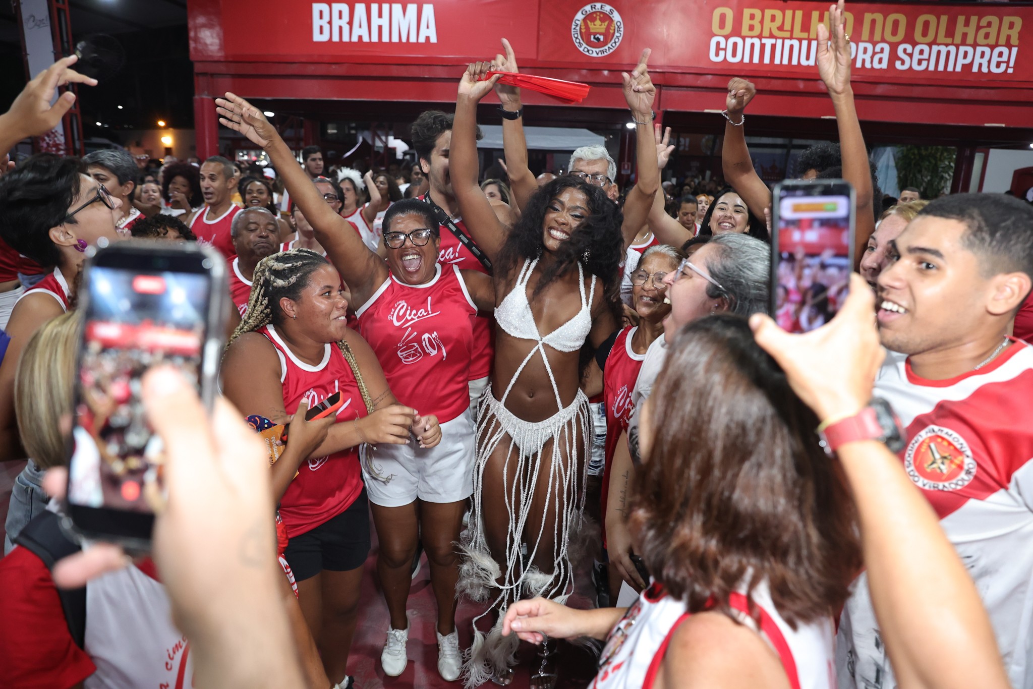 De volta à Viradouro, Erika Januza é ovacionada pela comunidade