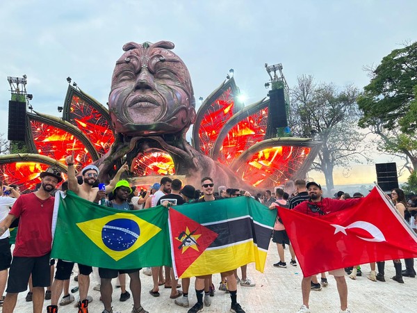 Sets com funk, looks inusitados e mais: veja tudo o que rolou no 1° dia de  Tomorrowland Brasil, Pop