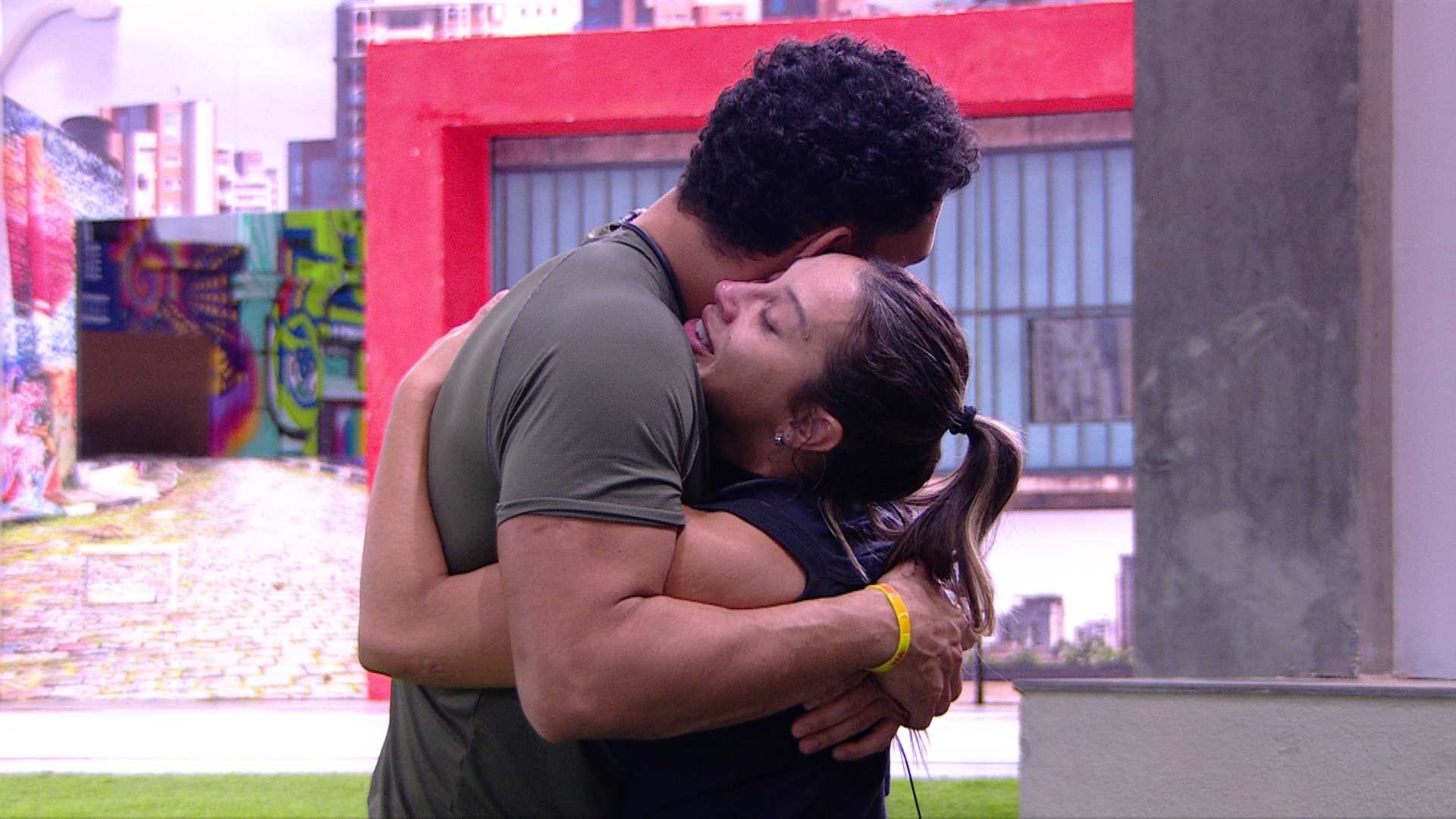 Renata chora no BBB 25 e é acolhida por rivais