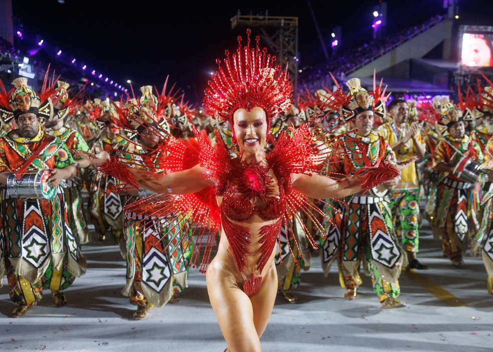 Alô Virginia! Veja fotos da rainha de bateria em sua estreia na Sapucaí — Foto: Brazil News