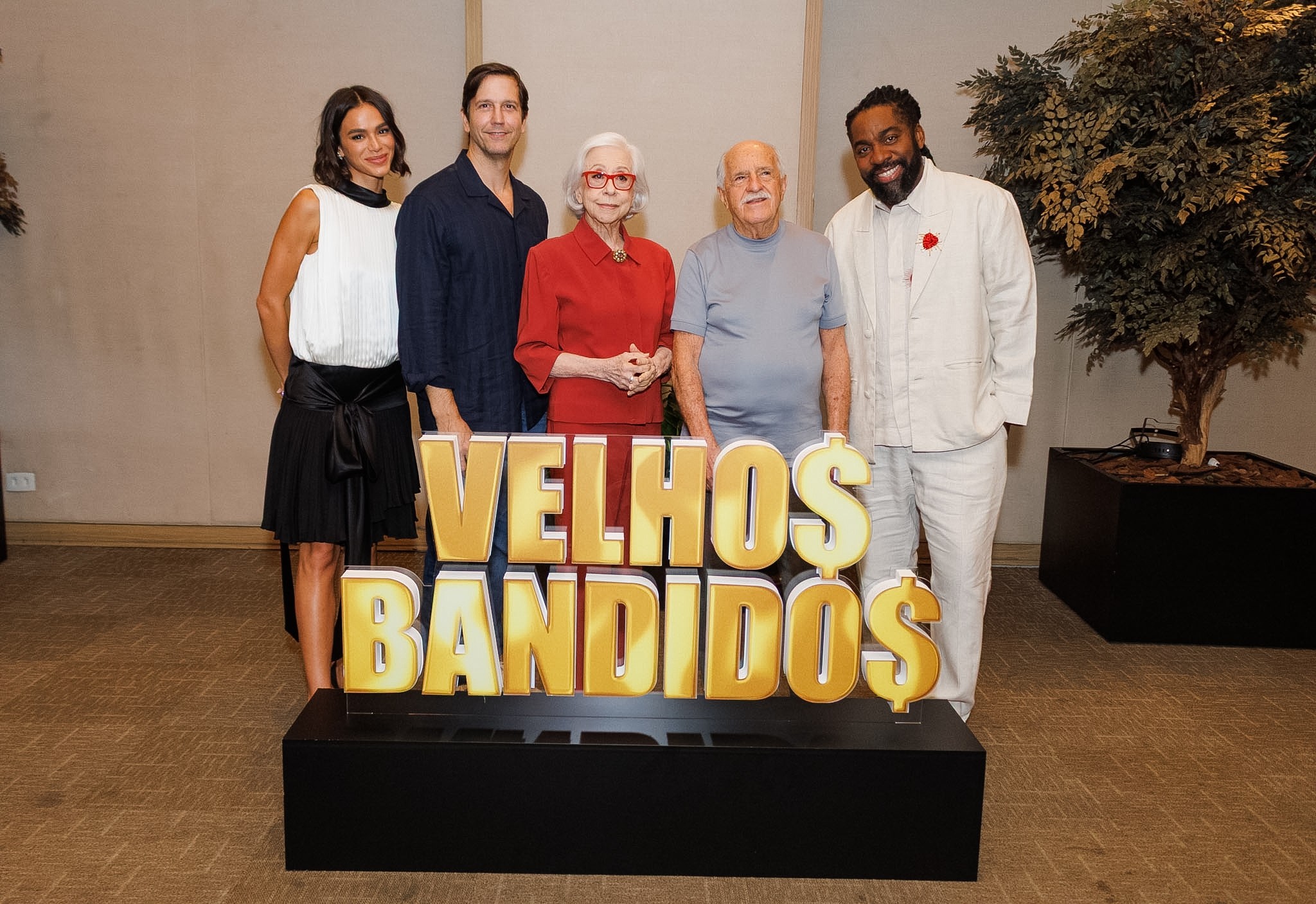 ‘Velhos Bandidos’: Lázaro Ramos revela gafes que já cometeu com Fernanda Montenegro e elenco se diverte com bastidores
