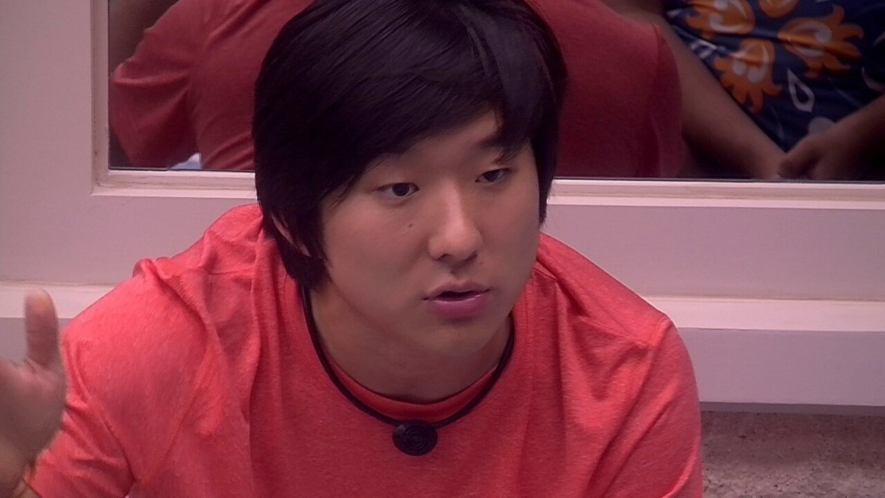 Pyong diz para Victor Hugo que tem relacionamento com todos na casa ...