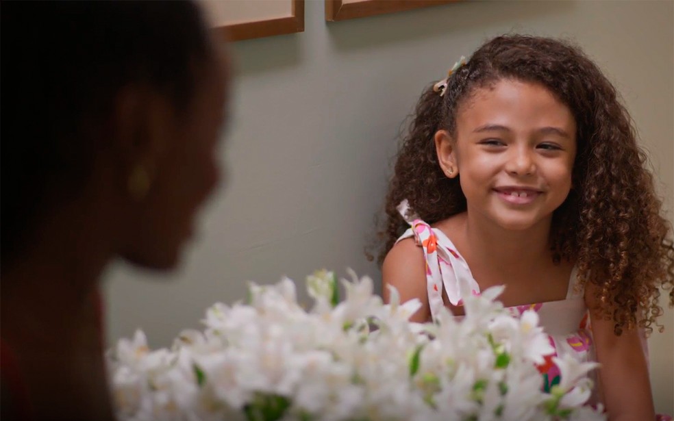 Leo volta a ser babá de Sofia em Dona de Mim — Foto: Globo