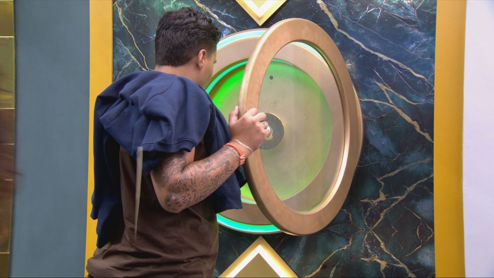 Pedro aperta o botão e desiste do BBB 26 — Foto: Globo