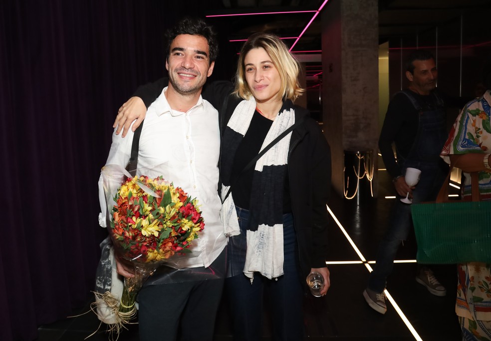 Caio Blat estreia peça e posa com Luisa Arraes — Foto: Araujo Agnews