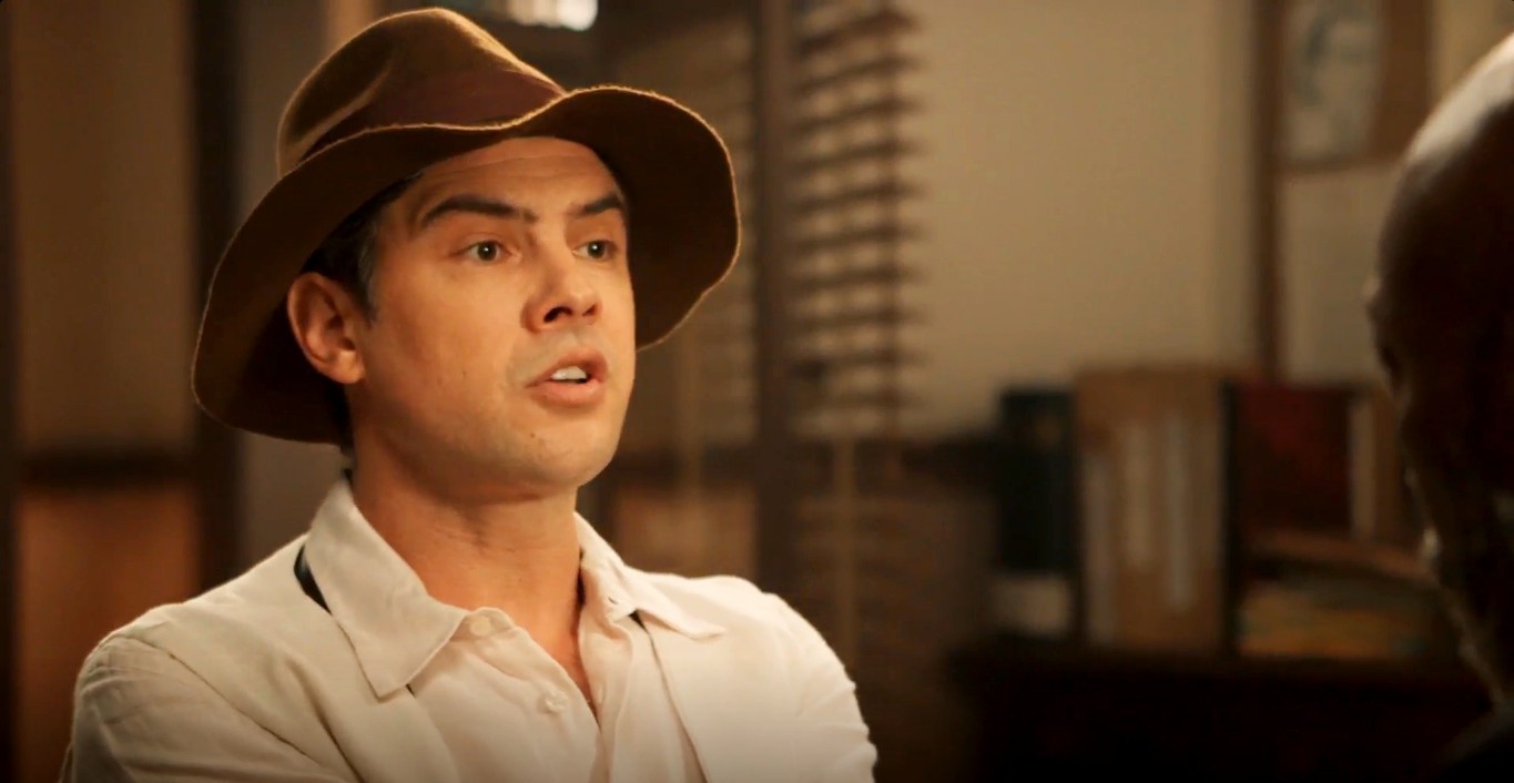 Candinho é surpreendido por Sandra e tenta arrastá-la para a polícia