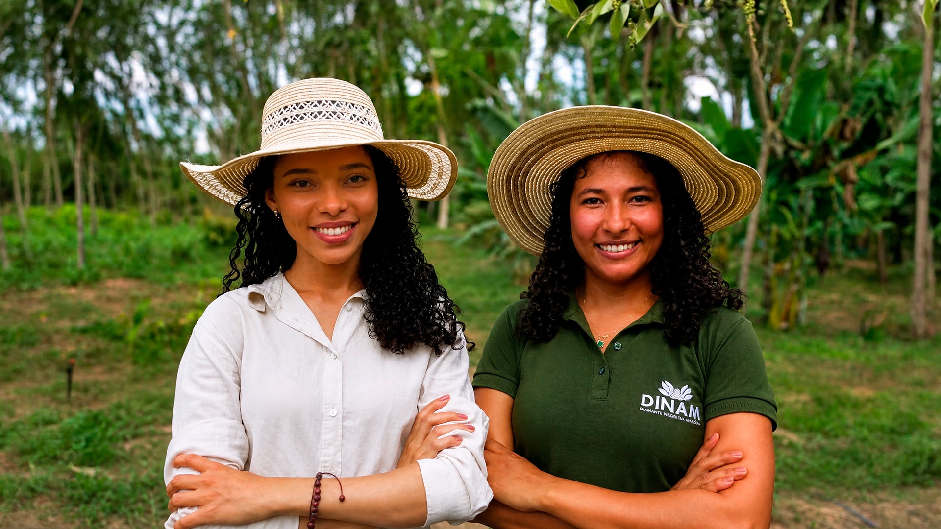 Irmãs Thainara e Thayse entre árvores e plantações de pimenta-do-reino na Amazônia