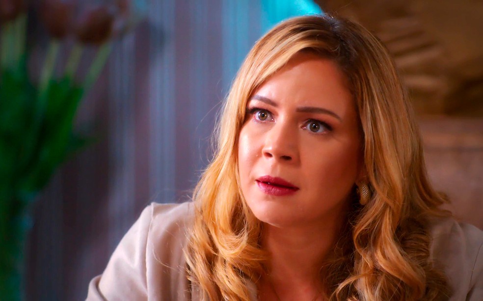 Zilá (Leandra Leal) se preocupa com sua situação após se separar de Alaorzinho (Daniel de Oliveira) — Foto: Globo