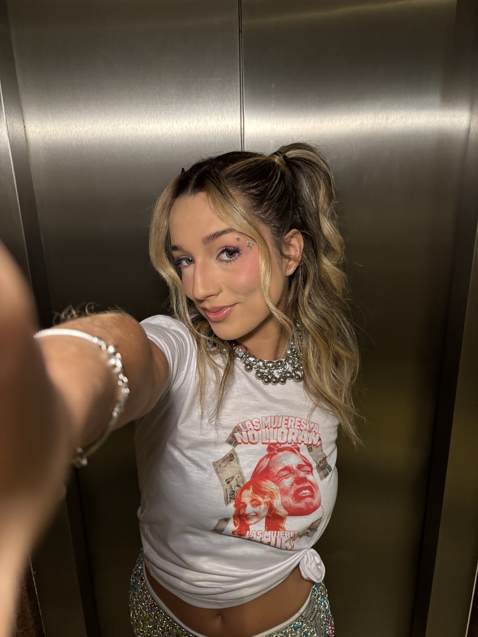 Samira ex-BBB é cercada por fãs com look de Shakira em Copacabana